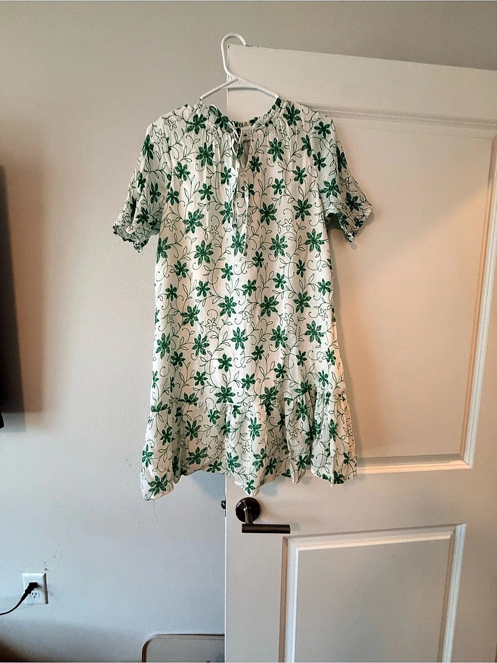 Kindred woman Floral Dress in White & Green Size Large (12)